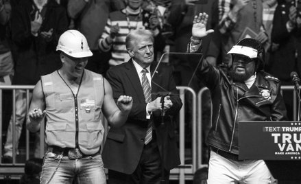 Victor Willis na scenie razem z prezydentem USA Donaldem Trumpem i Jamesem Kwongiem podczas występu 