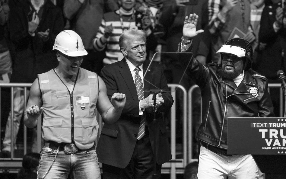 Victor Willis na scenie razem z prezydentem USA Donaldem Trumpem i Jamesem Kwongiem podczas występu 