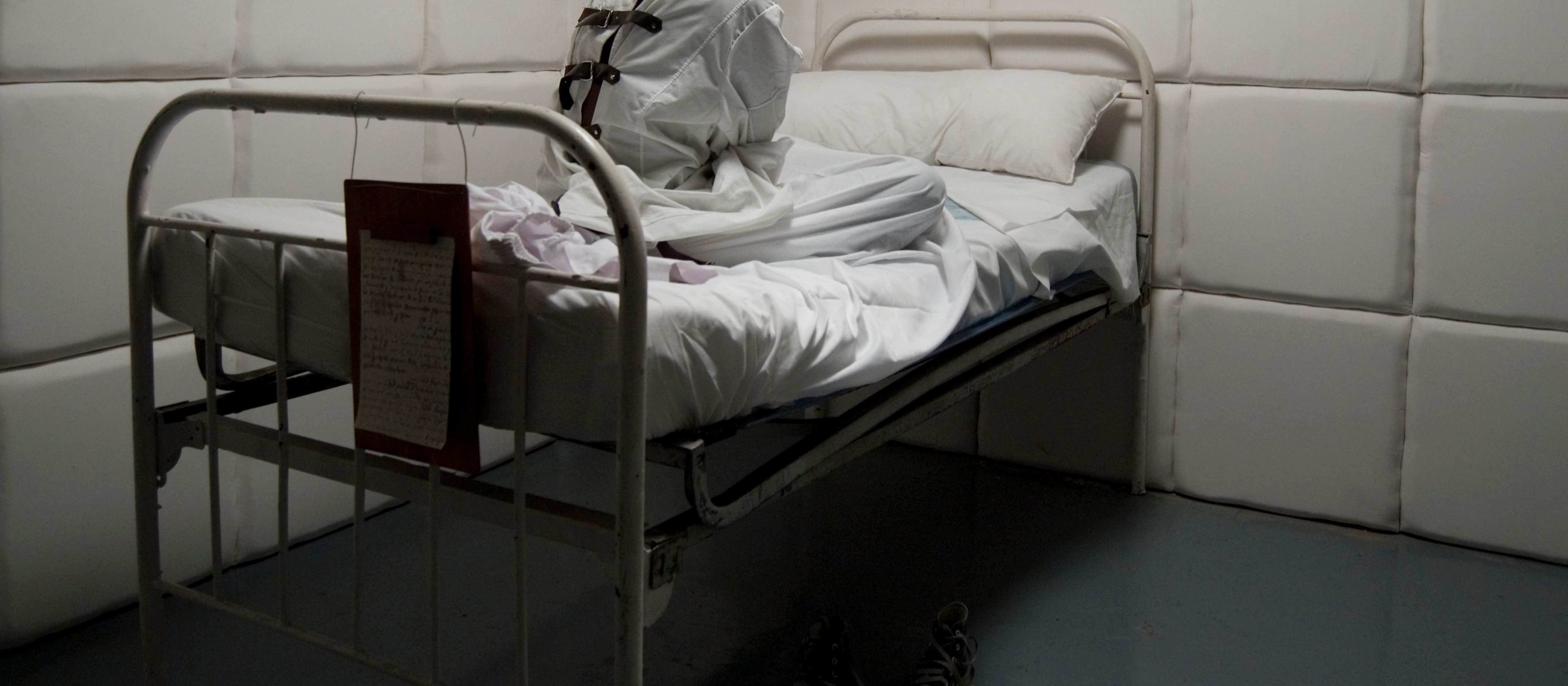 Przymusowe zamykanie podejrzanych w zakładzie psychiatrycznym. Przepisy niekonstytucyjne