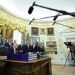 Donald Trump z dziennikarzami w Białym Domu