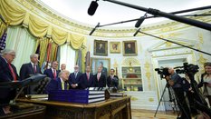 Donald Trump z dziennikarzami w Białym Domu