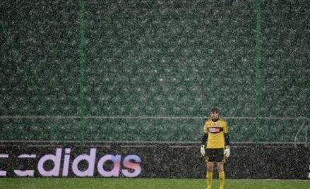 Bramkarz Legii Warszawa Dusan Kuciak podczas meczu piłkarskiej T-Mobile Estraklasy z Ruchem Chorzów,