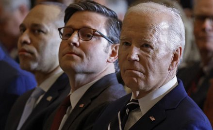 Spiker Izby Reprezentantów Mike Johnson i prezydent Joe Biden