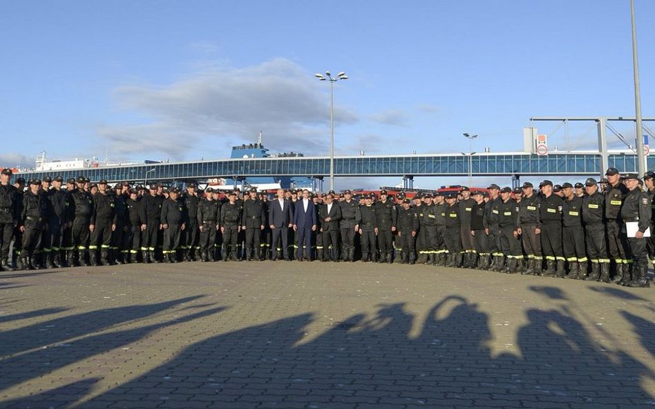 Premier do strażaków wracających ze Szwecji: Polska jest z was dumna