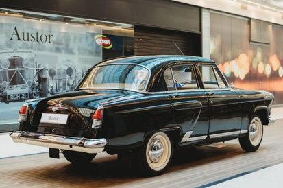 Ponadsześćdziesięcioletni samochód po zabiegach Austor Royal Detailing wygląda jak nowy.