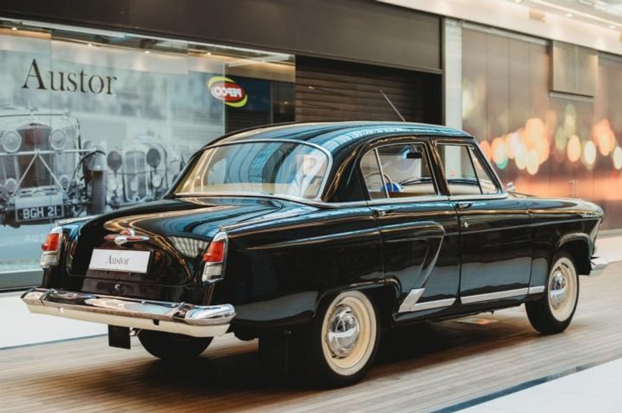 Ponadsześćdziesięcioletni samochód po zabiegach Austor Royal Detailing wygląda jak nowy.