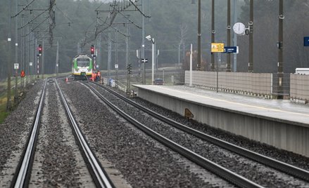 Działania służb przy zniszczonym fragmencie torowiska na trasie Dęblin-Warszawa przy stacji kolejowe
