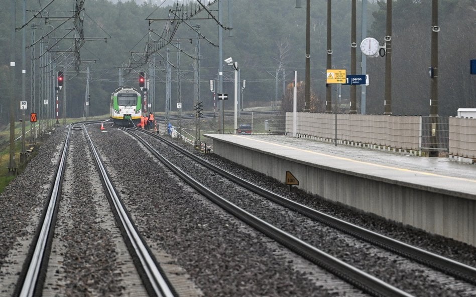 Działania służb przy zniszczonym fragmencie torowiska na trasie Dęblin-Warszawa przy stacji kolejowe