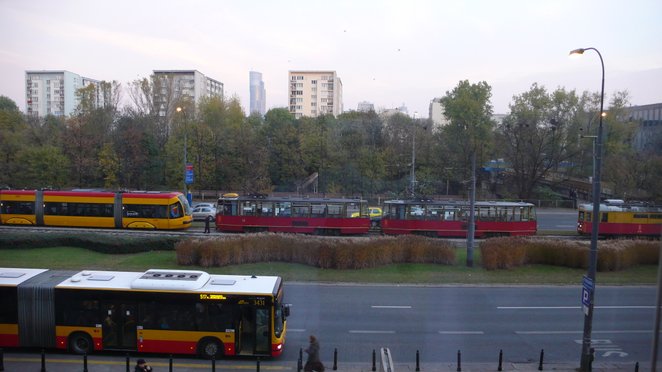 Widok z 2012  na Aleje Jerozolimskie oraz dalej na bloki i kamienice śródmiejskiego fragmentu Woli