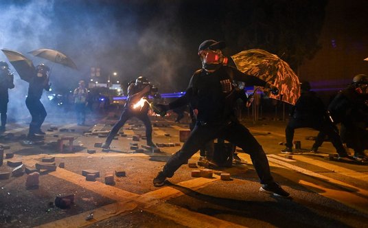 W czasie zamieszek w pobliżu Politechniki, manifestanci rzucali w policjantów kamieniami i butelkami