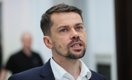 Wiceminister rolnictwa i rozwoju wsi Michał Kołodziejczak na korytarzu Sejmu w Warszawie
