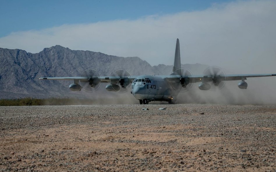 KC-130J Super Hercules lotnictwa US Marine Corps operują także z lotnisk gruntowych. Fot. USMC.