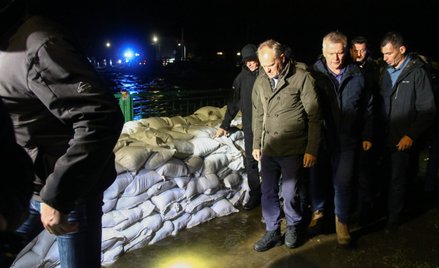 Premier Donald Tusk i minister spraw wewnętrznych i administracji, koordynator służb specjalnych Tom