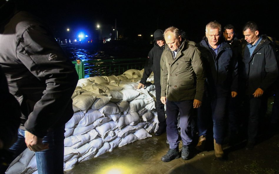 Premier Donald Tusk i minister spraw wewnętrznych i administracji, koordynator służb specjalnych Tom