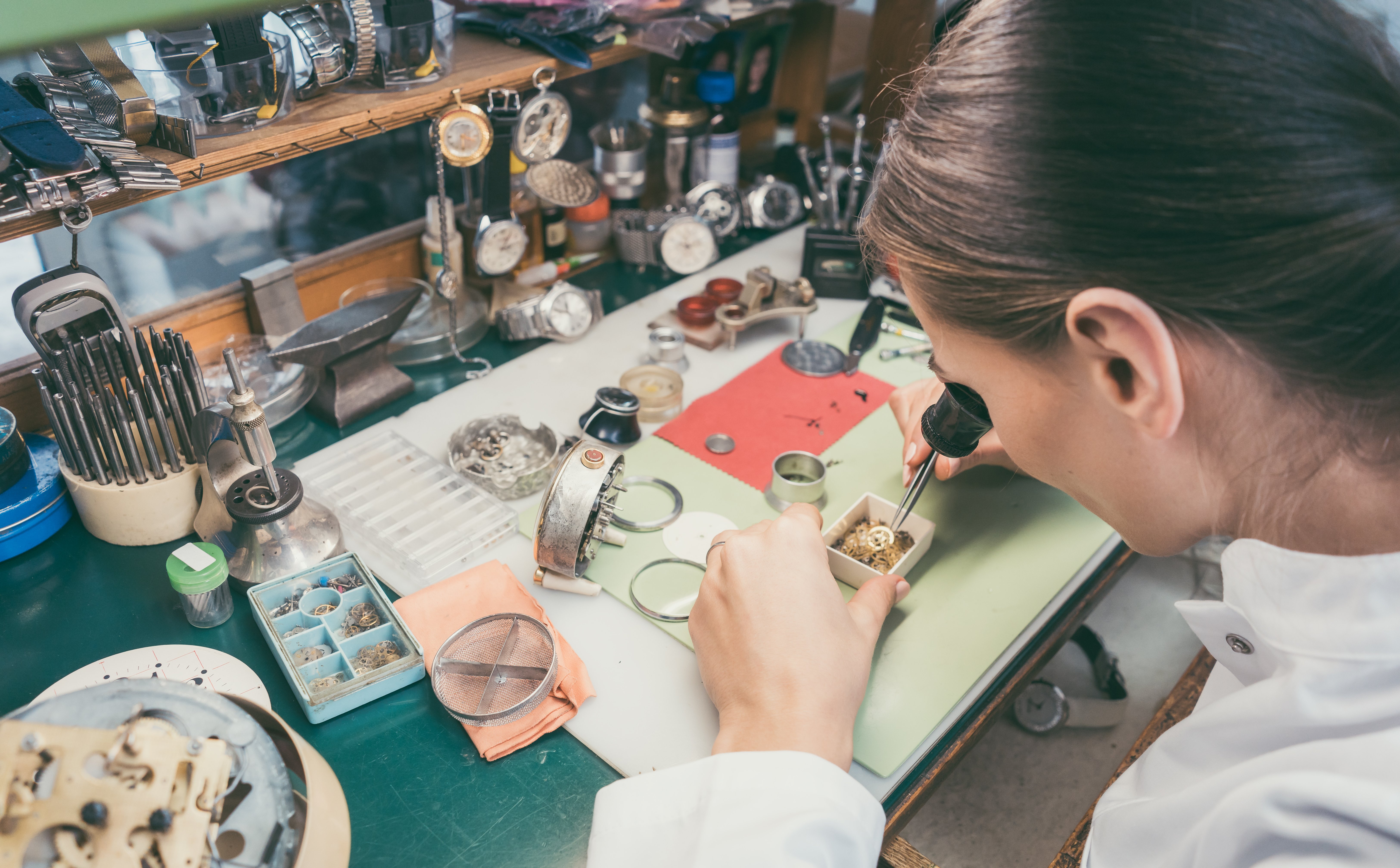 Zegarmistrzostwo wraca do łask? Zapomnianym rzemiosłem interesuje się pokolenie Z