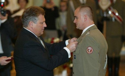 2004 rok. Piotr Patalong odznaczony przez prezydenta Aleksandra Kwaśniewskiego Krzyżem Kawalerskim O