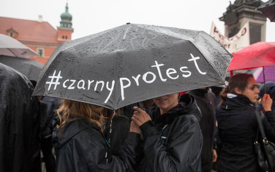 Autor znaku Solidarności broni kobiet. Nie chce ich ścigania