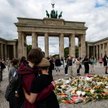 Wieńce pozostawione przed Bramą Brandenburską, w pobliżu miejsca, w którym pojazd wjechał w tłum na 