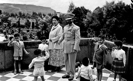 Cesarz Hajle Selassje z żoną i wnukami. 1954 r.