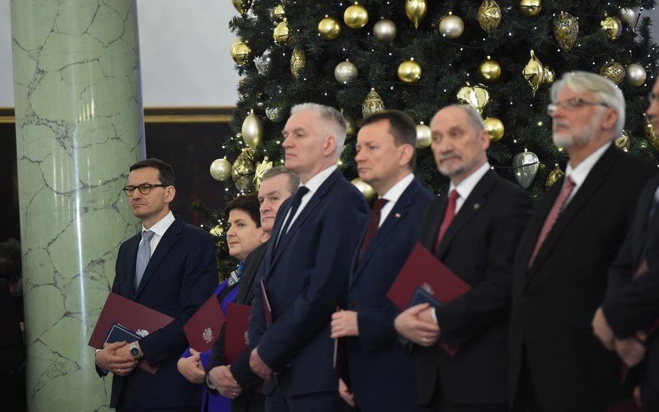 Zdymisjonowani ministrowie nie otrzymają odpraw