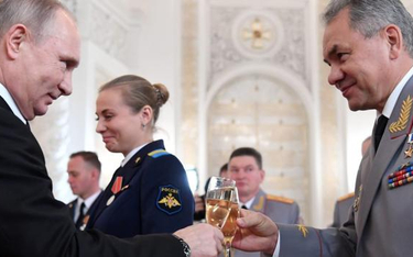 Trzy dni przed sylwestrem na Kremlu prezydent Władimir Putin i minister obrony Siergiej Szojgu święt