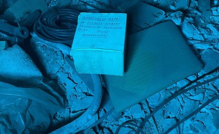 Puszka z datkami dla funkcjonariuszy MO znaleziona w ukrytym pomieszczeniu Stoczni Szczecińskiej