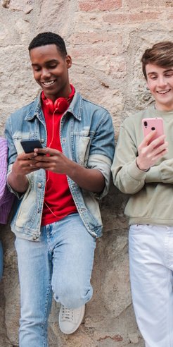 Latynoska i czarnoskóra młodzież jest bardziej skłonna do reagowania na dezinformację w sieci.