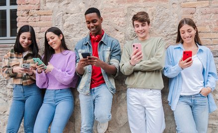 Latynoska i czarnoskóra młodzież jest bardziej skłonna do reagowania na dezinformację w sieci.