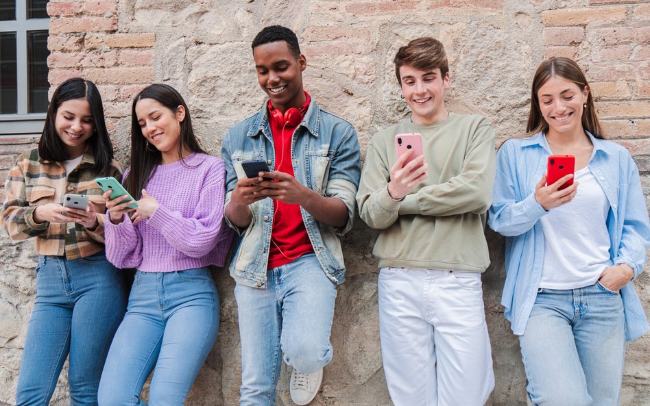 Latynoska i czarnoskóra młodzież jest bardziej skłonna do reagowania na dezinformację w sieci.