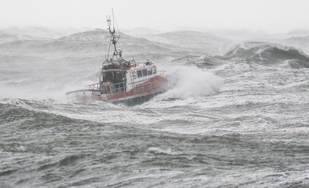 Statek ratowniczy SNS 061 walczący ze sztormem Miguel u wybrzeży Les Sables-d'Olonne. Zdjęcie zrobio
