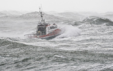 Statek ratowniczy SNS 061 walczący ze sztormem Miguel u wybrzeży Les Sables-d'Olonne. Zdjęcie zrobio