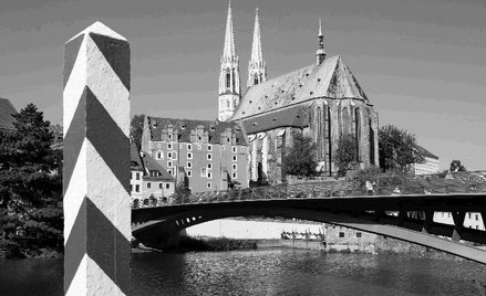 Widok ze Zgorzelca przez Most Staromiejski na kościół św. Piotra w Görlitz