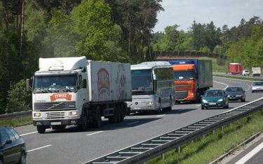 Transport: Unia walczy z polskimi tirami
