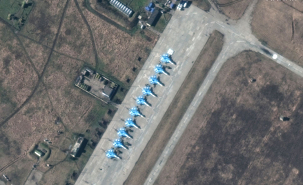 Zdjęcie satelitarne pokazujące myśliwce Su-34 na płycie lotniska