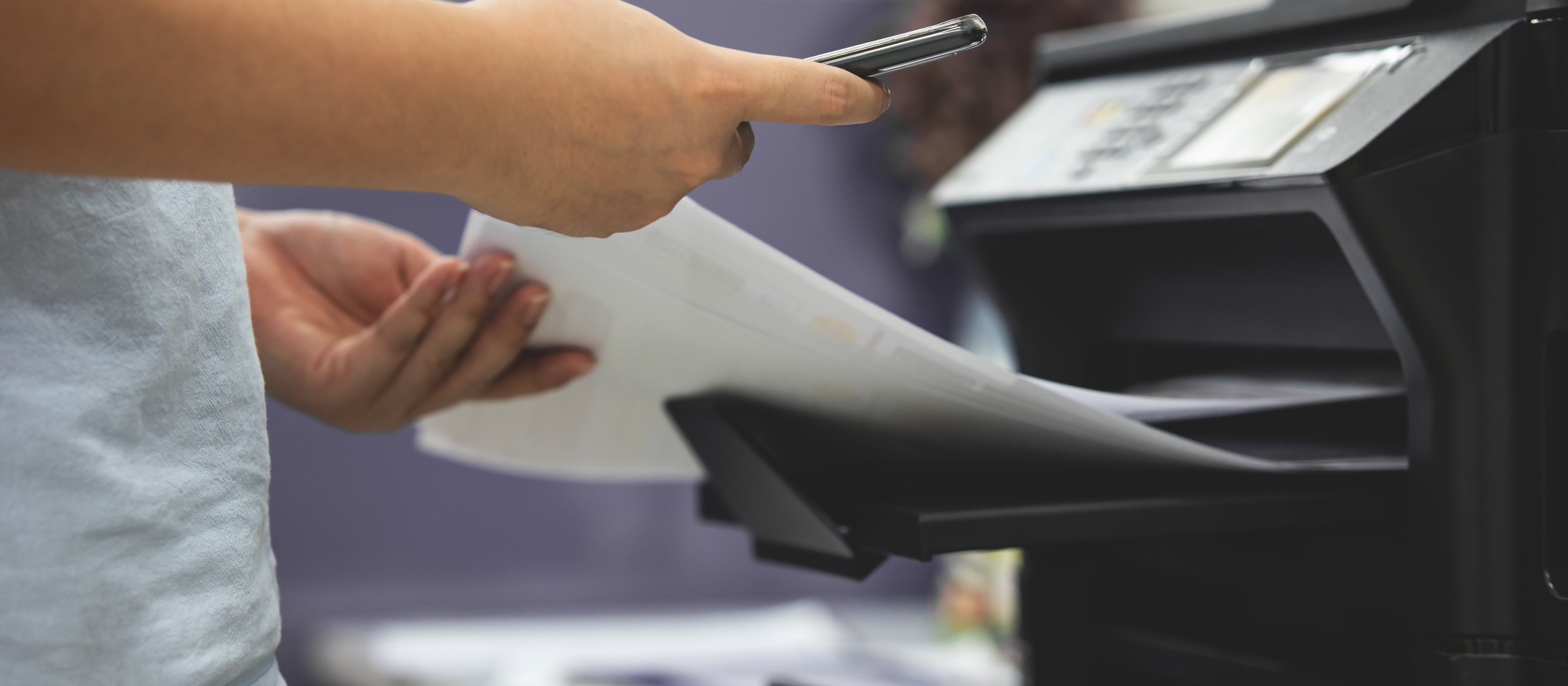 Małe firmy nie ufają KSeF. Większość chce po staremu drukować faktury