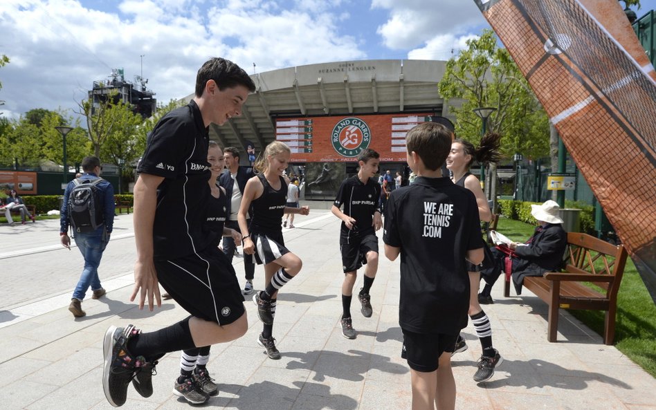 Przed kortem im. Suzanne Lenglen