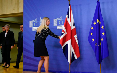 Bruksela, 21 listopada. Premier Theresa May i szef Komisji Europejskiej Jean-Claude Juncker idą na k