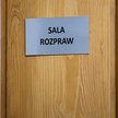 . Za wyjątkowo kontrowersyjny uważany jest przepis nakazujący, aby w postępowaniu dotyczącym roszcze