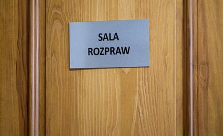 . Za wyjątkowo kontrowersyjny uważany jest przepis nakazujący, aby w postępowaniu dotyczącym roszcze
