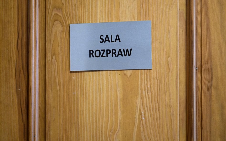 . Za wyjątkowo kontrowersyjny uważany jest przepis nakazujący, aby w postępowaniu dotyczącym roszcze