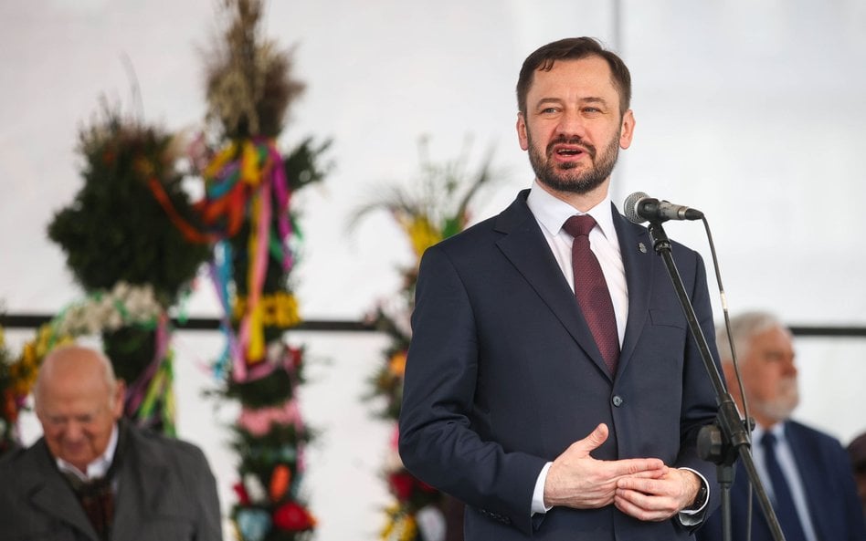 Prezydent Krakowa Aleksander Miszalski podczas święcenia pokarmów przed Bazyliką Mariacką na Rynku G