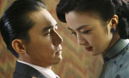 Tony Leung i Tang Wei w scenie z filmu "Ostrożnie, pożądanie"