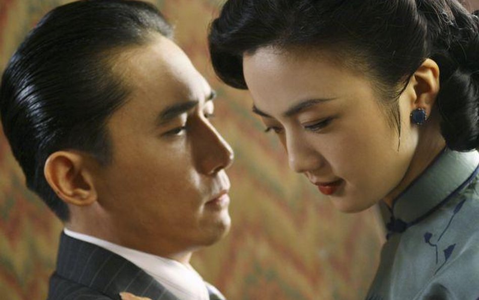 Tony Leung i Tang Wei w scenie z filmu "Ostrożnie, pożądanie"