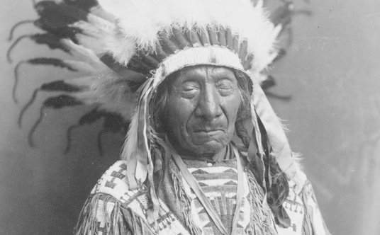 Czerwona Chmura (1822–1909), wódz Siuksów Oglala. Ponoć jego ostatnie słowa brzmiały: „Dali nam mnós
