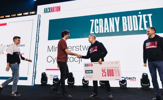 Wicepremier Gawkowski wręcza nagrodę