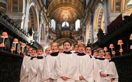 Świąteczny chór w katedrze św. Pawła w Londynie.
