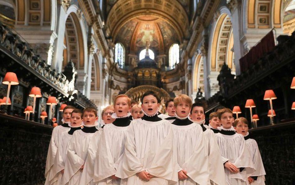 Świąteczny chór w katedrze św. Pawła w Londynie.
