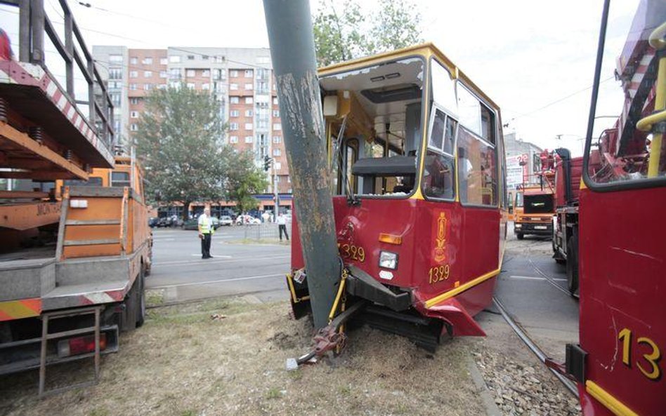 Warszwa. Tramwaj wykoleił się na Woronicza, 4 osoby ranne