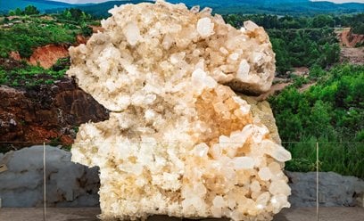 Monumentalną płytę kryształów kwarcu mierzy ponad 2 metry wysokości