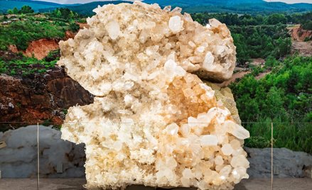 Monumentalną płytę kryształów kwarcu mierzy ponad 2 metry wysokości